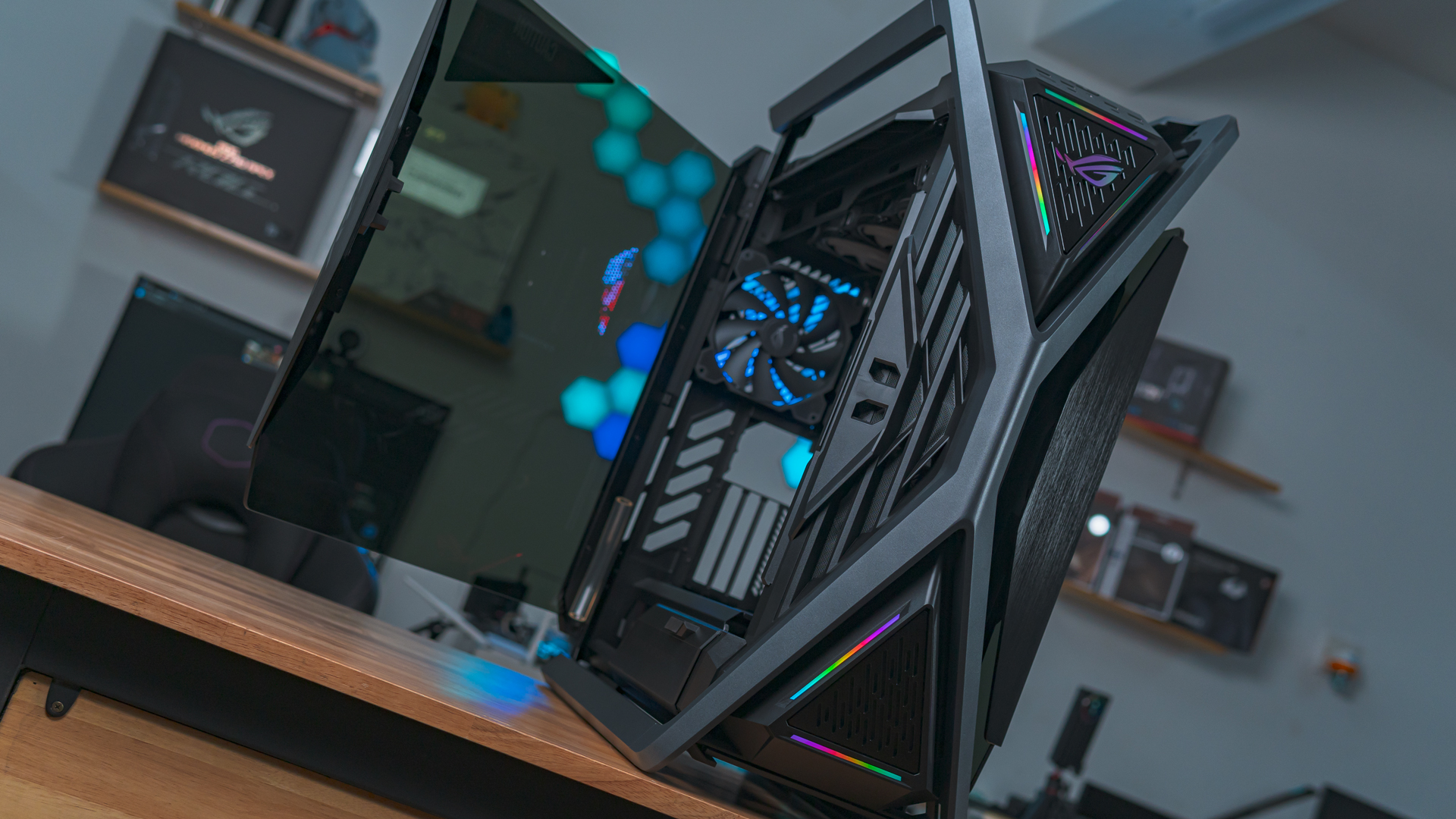 ASUS ROG Hyperion GR701 Review - X Marks The Spot! 