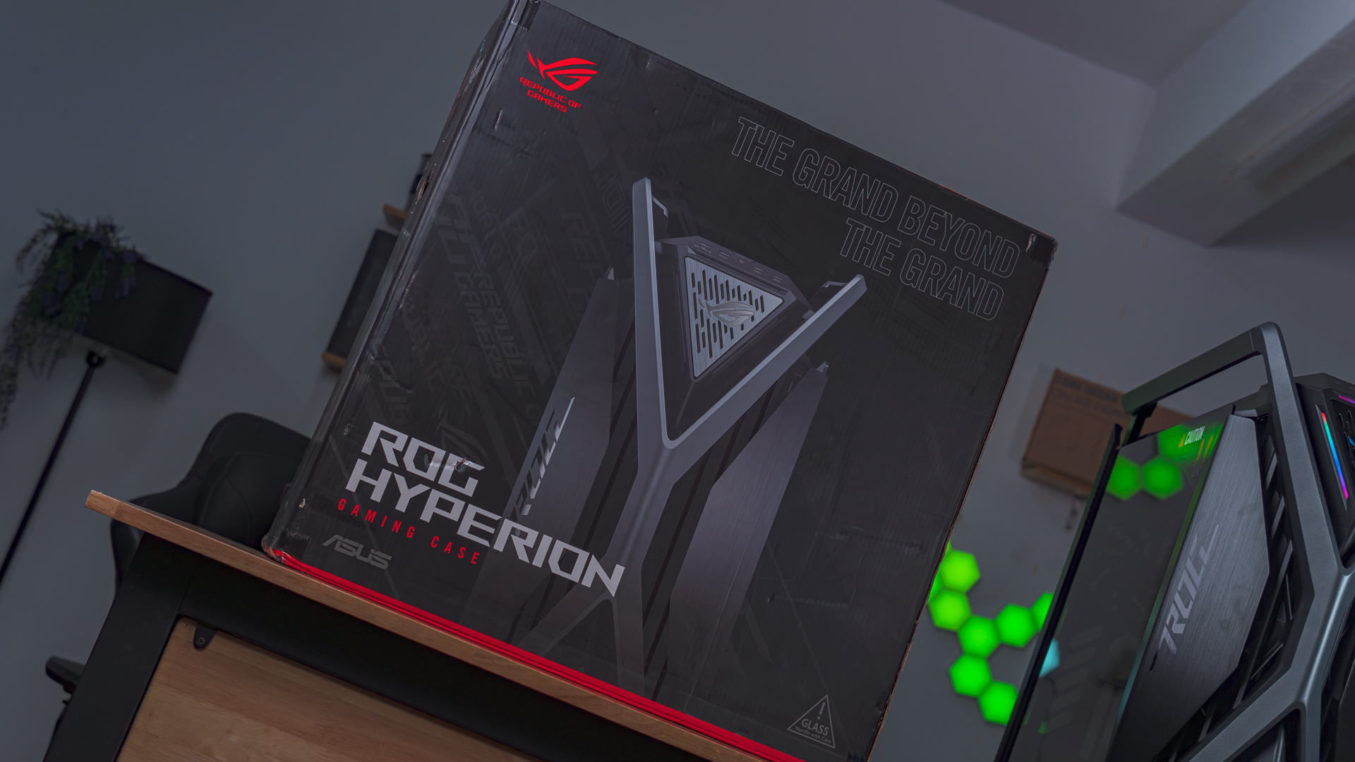 ROG Hyperion GR701, Cases